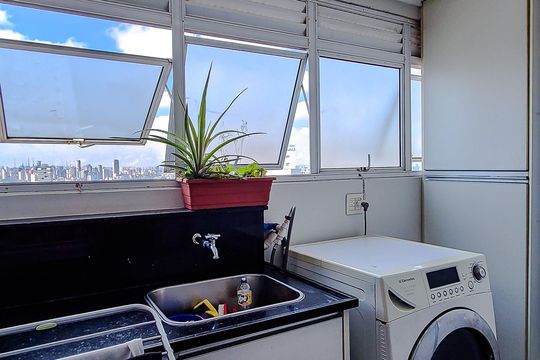 Comprar apartamento mobiliado na Lapa: 4 quartos, 3 suítes. — Área de Serviço