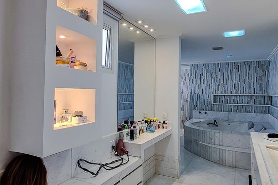 Comprar apartamento mobiliado na Lapa: 4 quartos, 3 suítes. — Banheiro da Suíte 1