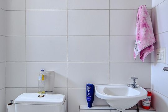 Comprar apartamento mobiliado na Lapa: 4 quartos, 3 suítes. — Banheiro de serviço
