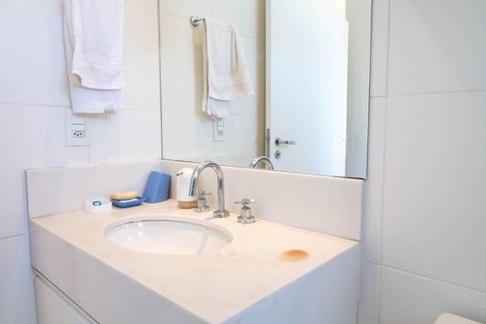 Comprar apartamento no Jardim das Acacias com 3 suítes, closet e piscina no condomínio. — Banheiro da Suíte 2