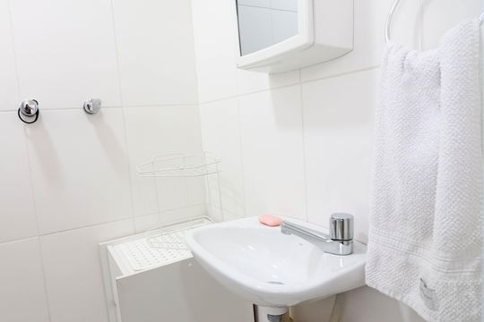 Comprar apartamento no Jardim das Acacias com 3 suítes, closet e piscina no condomínio. — Banheiro de serviço