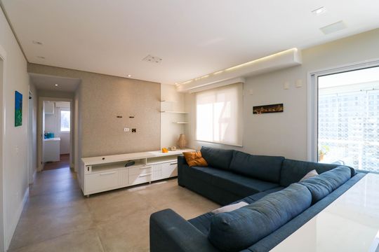 Comprar apartamento no Jardim das Acacias com 3 suítes, closet e piscina no condomínio. — Sala
