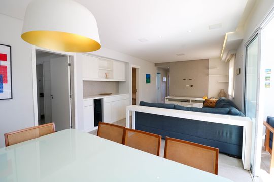 Comprar apartamento no Jardim das Acacias com 3 suítes, closet e piscina no condomínio. — Sala