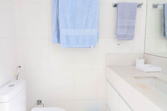Comprar apartamento no Jardim das Acacias com 3 suítes, closet e piscina no condomínio. — Banheiro da Suíte 3
