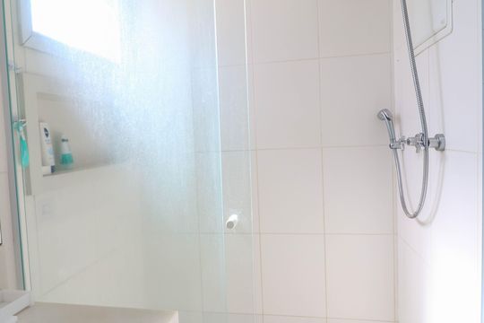 Comprar apartamento no Jardim das Acacias com 3 suítes, closet e piscina no condomínio. — Banheiro da Suíte 3
