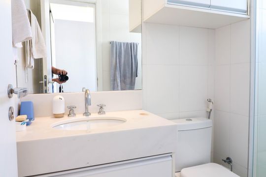 Comprar apartamento no Jardim das Acacias com 3 suítes, closet e piscina no condomínio. — Banheiro da Suíte 2