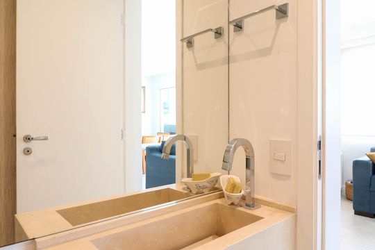 Comprar apartamento no Jardim das Acacias com 3 suítes, closet e piscina no condomínio. — Lavabo