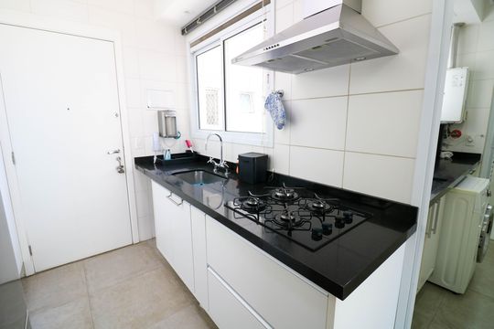 Comprar apartamento no Jardim das Acacias com 3 suítes, closet e piscina no condomínio. — Cozinha