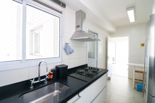 Comprar apartamento no Jardim das Acacias com 3 suítes, closet e piscina no condomínio. — Cozinha