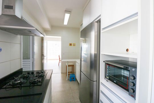 Comprar apartamento no Jardim das Acacias com 3 suítes, closet e piscina no condomínio. — Cozinha