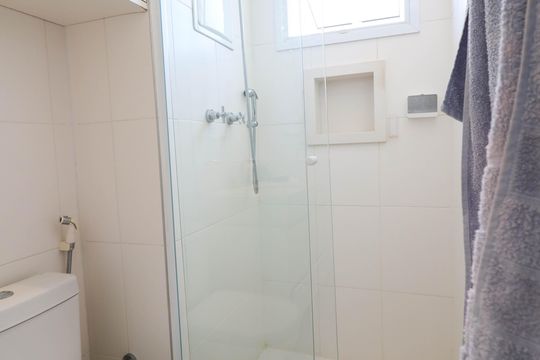 Comprar apartamento no Jardim das Acacias com 3 suítes, closet e piscina no condomínio. — Banheiro da Suíte 2