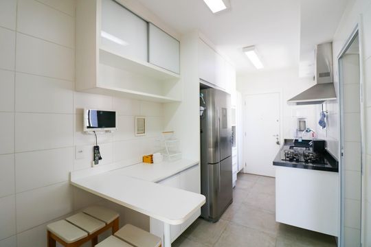 Comprar apartamento no Jardim das Acacias com 3 suítes, closet e piscina no condomínio. — Cozinha