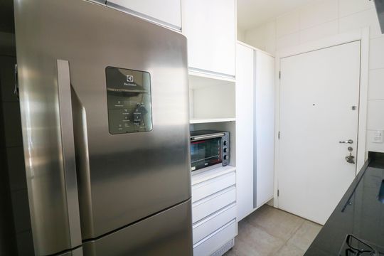 Comprar apartamento no Jardim das Acacias com 3 suítes, closet e piscina no condomínio. — Cozinha