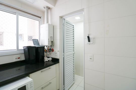 Comprar apartamento no Jardim das Acacias com 3 suítes, closet e piscina no condomínio. — Área de Serviço