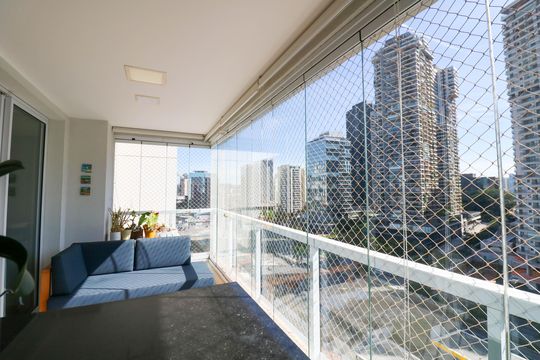 Comprar apartamento no Jardim das Acacias com 3 suítes, closet e piscina no condomínio. — Varanda