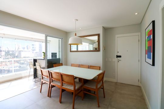 Comprar apartamento no Jardim das Acacias com 3 suítes, closet e piscina no condomínio. — Sala