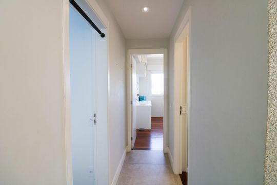 Comprar apartamento no Jardim das Acacias com 3 suítes, closet e piscina no condomínio. — Corredor