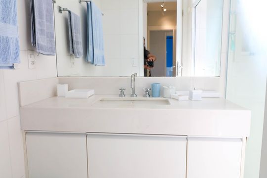 Comprar apartamento no Jardim das Acacias com 3 suítes, closet e piscina no condomínio. — Banheiro da Suíte 3