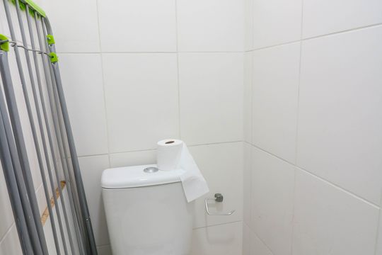 Comprar apartamento no Jardim das Acacias com 3 suítes, closet e piscina no condomínio. — Banheiro de serviço