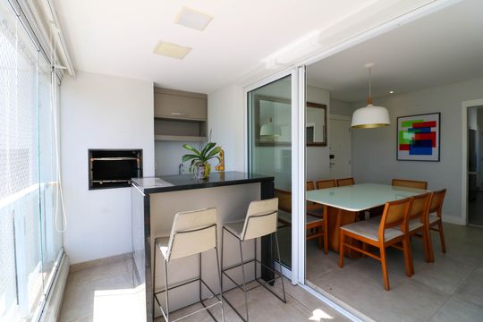 Comprar apartamento no Jardim das Acacias com 3 suítes, closet e piscina no condomínio. — Varanda