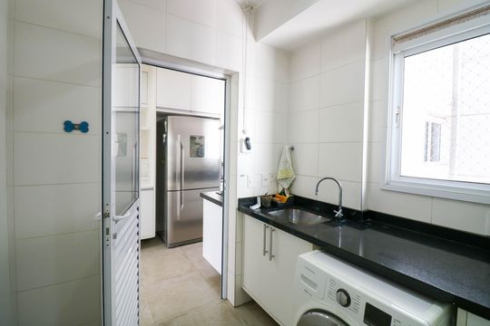 Comprar apartamento no Jardim das Acacias com 3 suítes, closet e piscina no condomínio. — Área de Serviço