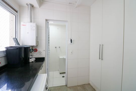Comprar apartamento no Jardim das Acacias com 3 suítes, closet e piscina no condomínio. — Área de Serviço