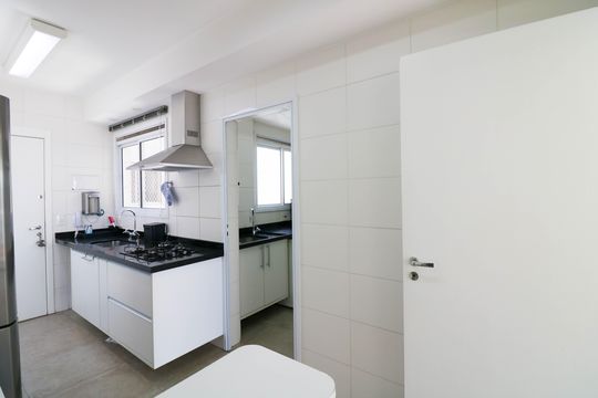 Comprar apartamento no Jardim das Acacias com 3 suítes, closet e piscina no condomínio. — Cozinha
