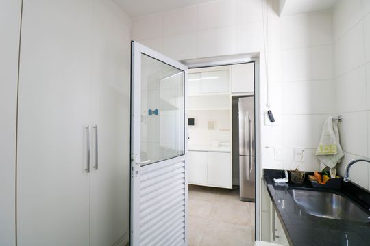 Comprar apartamento no Jardim das Acacias com 3 suítes, closet e piscina no condomínio. — Área de Serviço