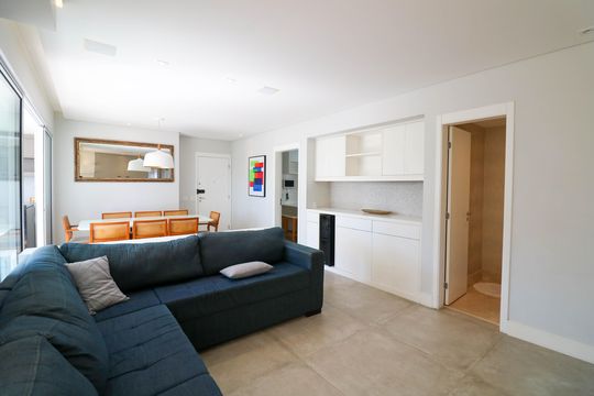 Comprar apartamento no Jardim das Acacias com 3 suítes, closet e piscina no condomínio. — Sala