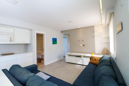 Comprar apartamento no Jardim das Acacias com 3 suítes, closet e piscina no condomínio. — Sala