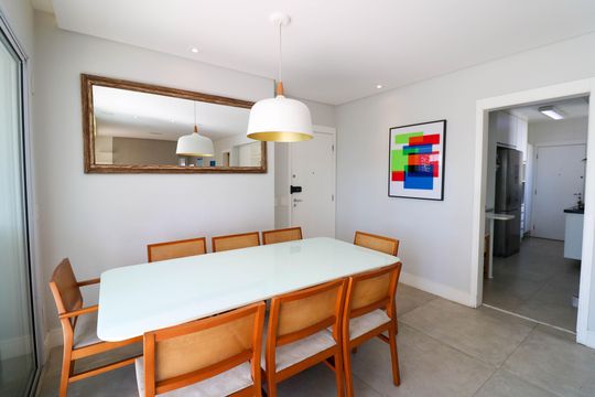 Comprar apartamento no Jardim das Acacias com 3 suítes, closet e piscina no condomínio. — Sala