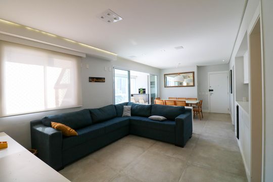 Comprar apartamento no Jardim das Acacias com 3 suítes, closet e piscina no condomínio. — Sala