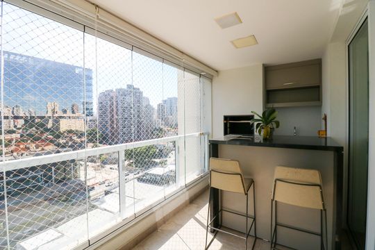 Comprar apartamento no Jardim das Acacias com 3 suítes, closet e piscina no condomínio. — Varanda