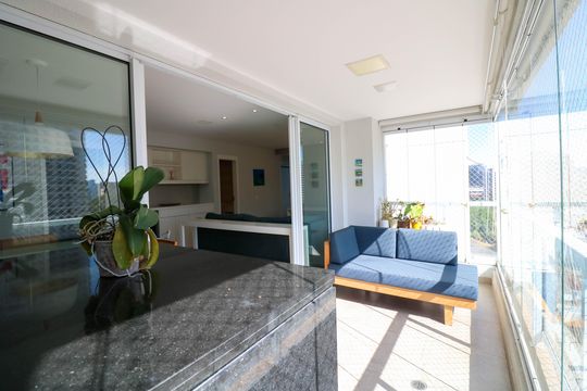Comprar apartamento no Jardim das Acacias com 3 suítes, closet e piscina no condomínio. — Varanda