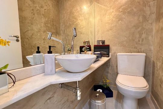 Apartamento com 2 quartos, varanda e móveis. Condomínio com piscina, churrasqueira e academia. Compra ideal! — Foto 18