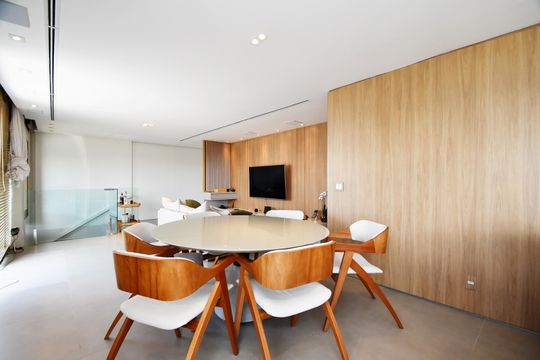 Comprar apartamento mobiliado em Pinheiros com 3 quartos, varanda e piscina no condomínio. — Sala de jantar