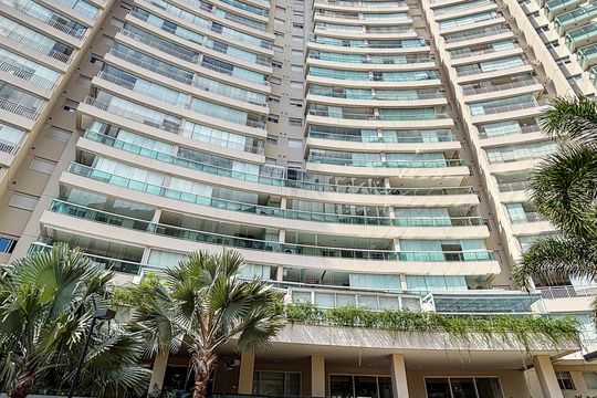 Comprar apartamento mobiliado em Pinheiros com 3 quartos, varanda e piscina no condomínio. — fachada do predio