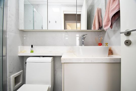 Comprar apartamento mobiliado em Pinheiros com 3 quartos, varanda e piscina no condomínio. — banheiro