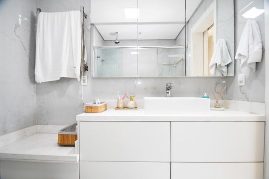 Comprar apartamento mobiliado em Pinheiros com 3 quartos, varanda e piscina no condomínio. — banheiro quarto 2