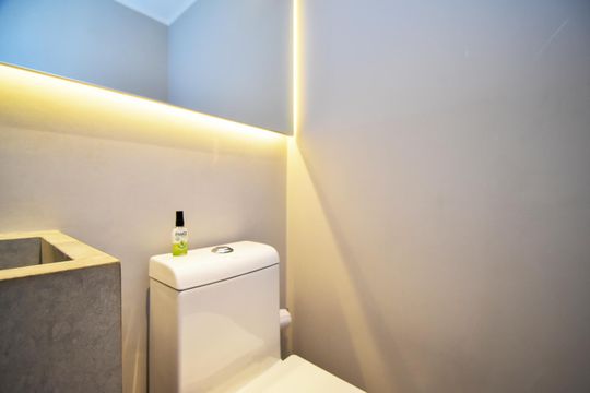 Comprar apartamento mobiliado em Pinheiros com 3 quartos, varanda e piscina no condomínio. — lavabo
