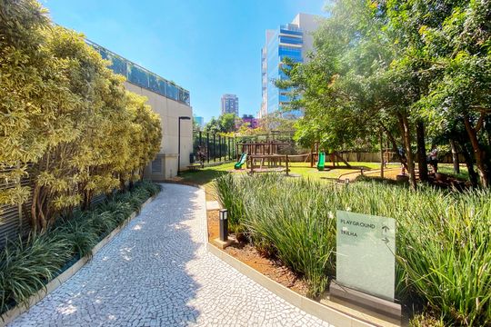 Comprar apartamento mobiliado em Pinheiros com 3 quartos, varanda e piscina no condomínio. — playground