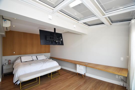 Comprar apartamento mobiliado em Pinheiros com 3 quartos, varanda e piscina no condomínio. — quarto 2