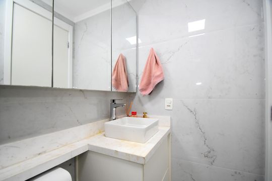 Comprar apartamento mobiliado em Pinheiros com 3 quartos, varanda e piscina no condomínio. — banheiro