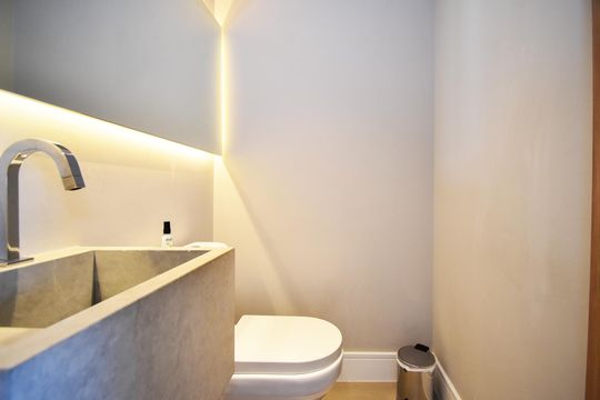 Comprar apartamento mobiliado em Pinheiros com 3 quartos, varanda e piscina no condomínio. — lavabo