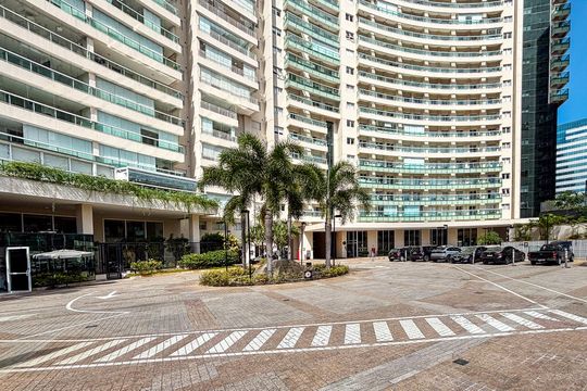 Comprar apartamento mobiliado em Pinheiros com 3 quartos, varanda e piscina no condomínio. — fachada do predio