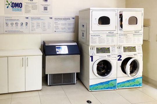 Comprar apartamento mobiliado em Pinheiros com 3 quartos, varanda e piscina no condomínio. — lavanderia