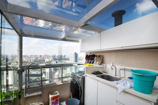 Comprar apartamento mobiliado em Pinheiros com 3 quartos, varanda e piscina no condomínio. — lavanderia