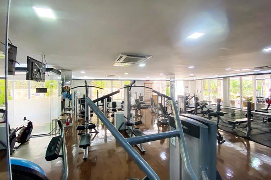 Comprar apartamento mobiliado em Pinheiros com 3 quartos, varanda e piscina no condomínio. — academia