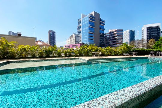 Comprar apartamento mobiliado em Pinheiros com 3 quartos, varanda e piscina no condomínio. — pisicna