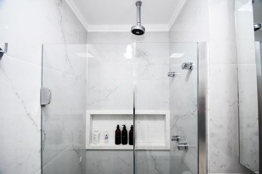 Comprar apartamento mobiliado em Pinheiros com 3 quartos, varanda e piscina no condomínio. — banheiro